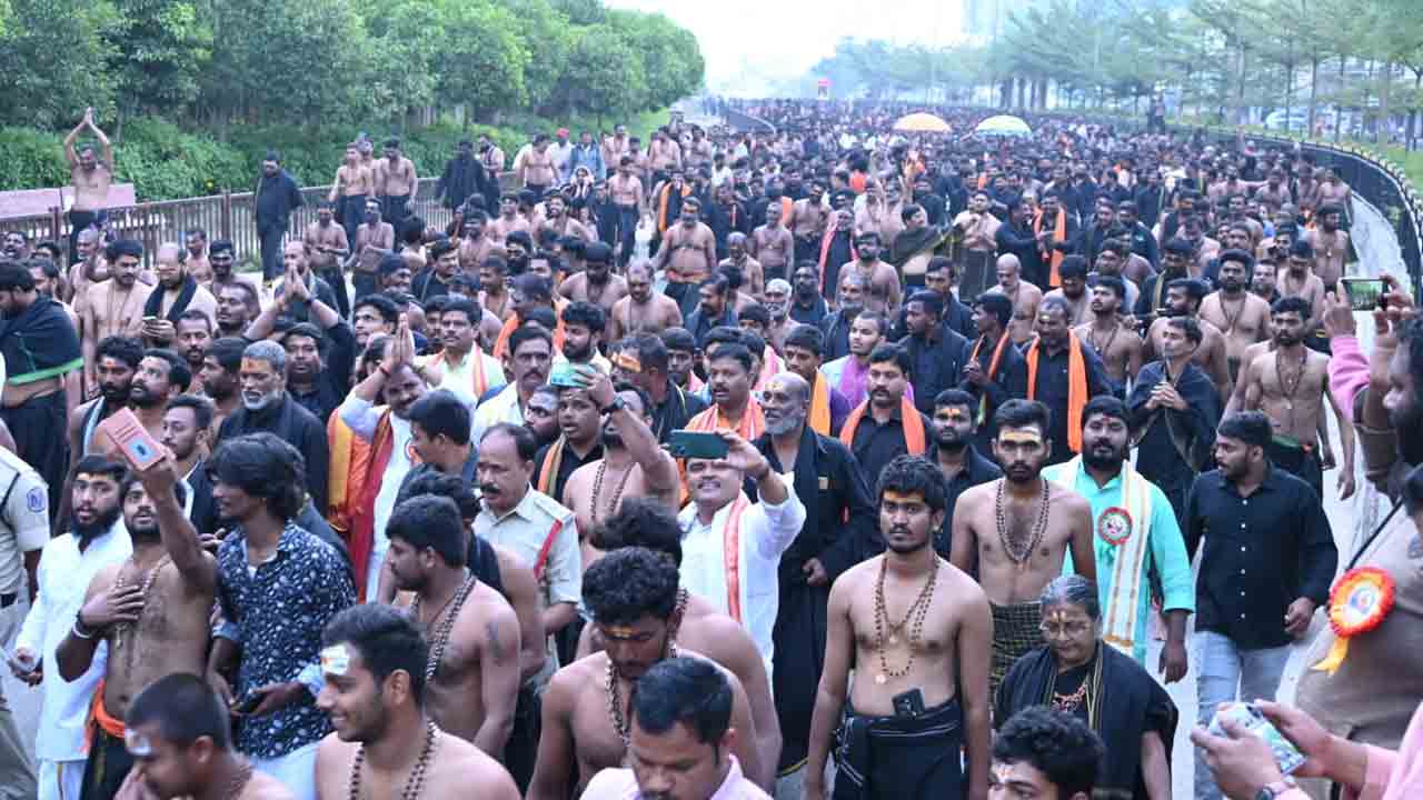 యాదాద్రిలో గిరి ప్రదక్షిణకు పోటెత్తిన స్వాములు  