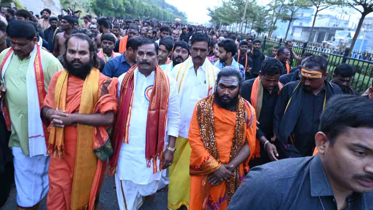 యాదాద్రిలో గిరి ప్రదక్షిణకు పోటెత్తిన స్వాములు  