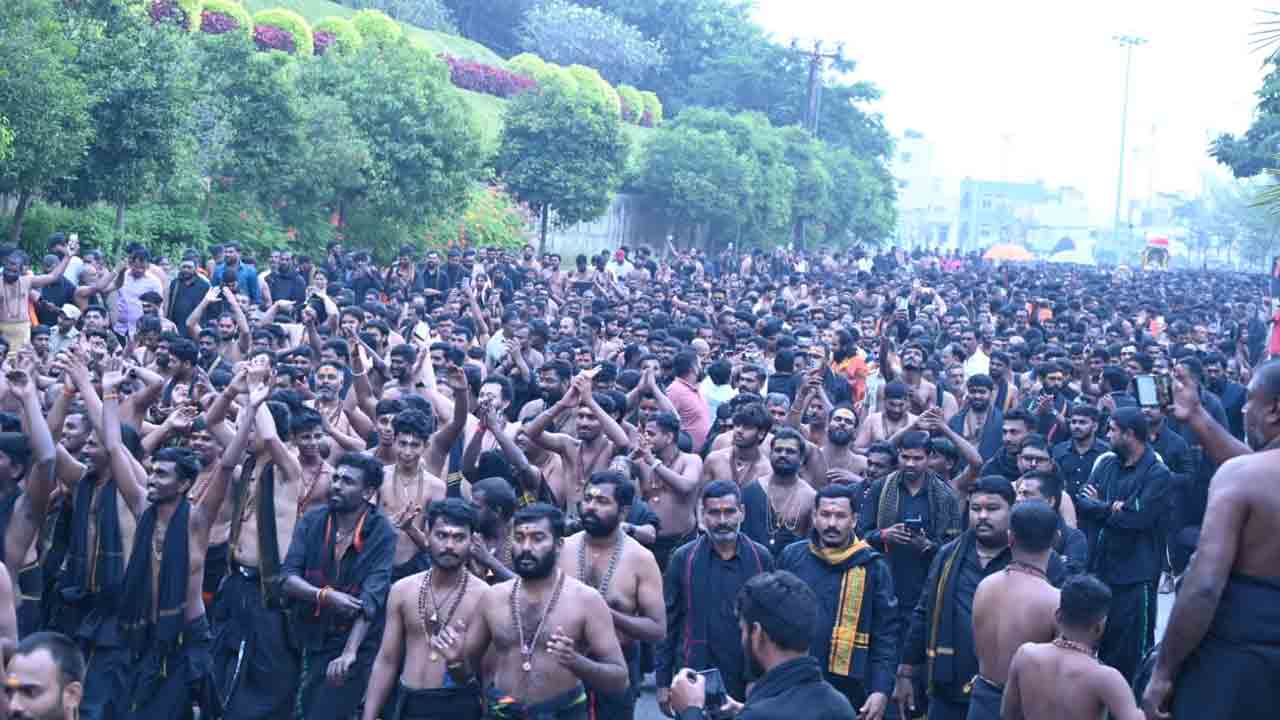 యాదాద్రిలో గిరి ప్రదక్షిణకు పోటెత్తిన స్వాములు  