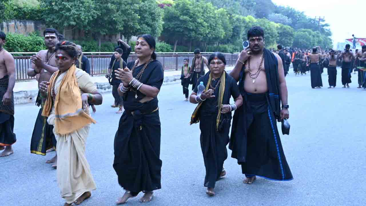 యాదాద్రిలో గిరి ప్రదక్షిణకు పోటెత్తిన స్వాములు  