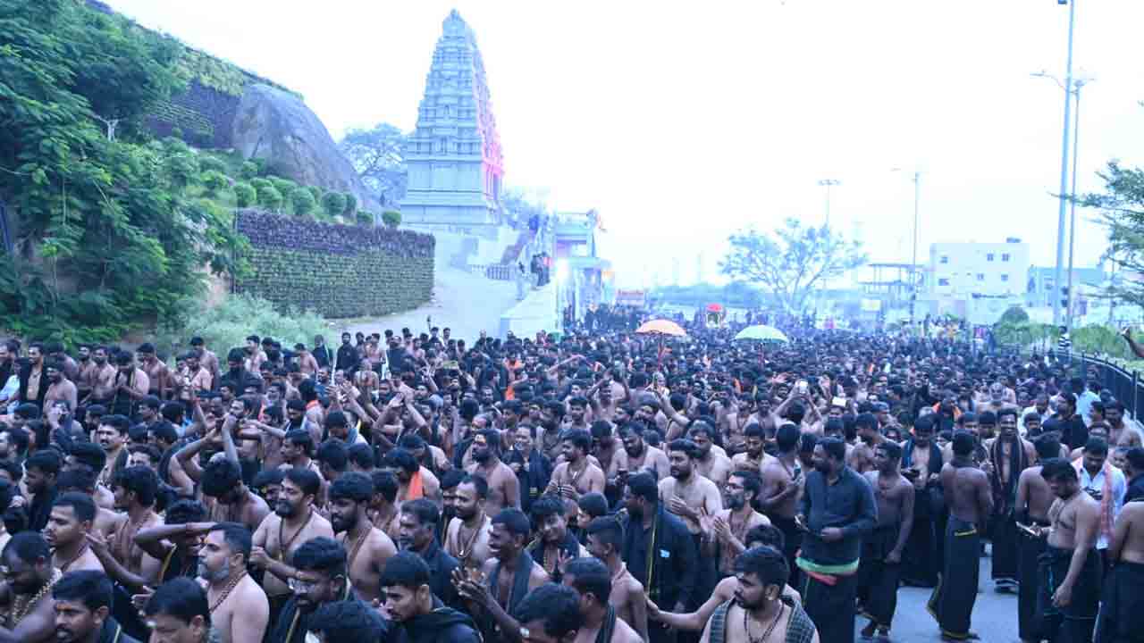 యాదాద్రిలో గిరి ప్రదక్షిణకు పోటెత్తిన స్వాములు  