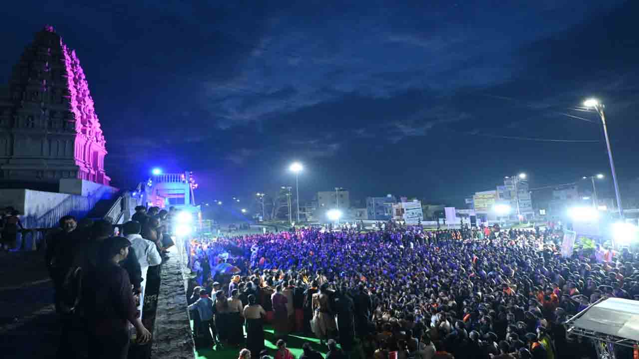 యాదాద్రిలో గిరి ప్రదక్షిణకు పోటెత్తిన స్వాములు  