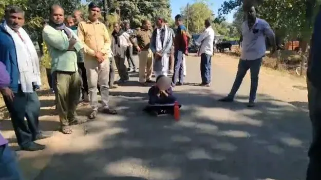 Girl Blocks Road: స్కూల్ వ్యాన్ రాలేదని.. రోడ్డుపైనే 3 గంటల పాటు చిన్నారి...