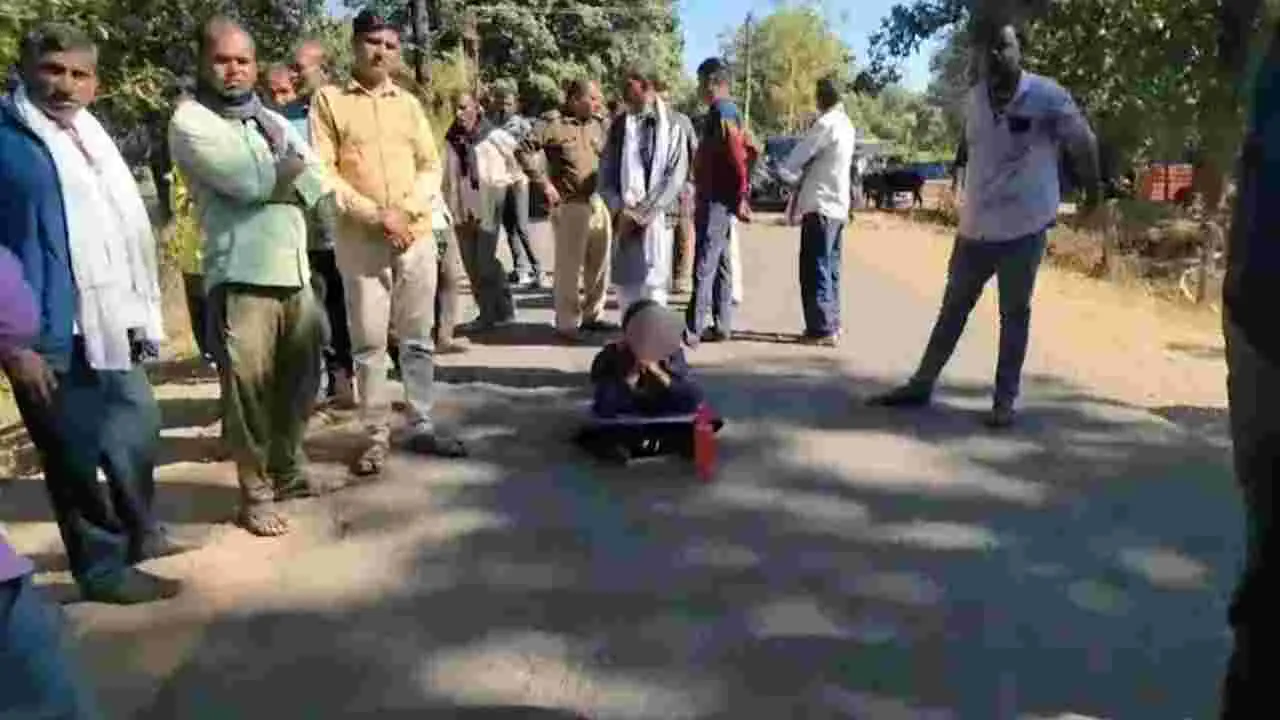 Girl Blocks Road: స్కూల్ వ్యాన్ రాలేదని.. రోడ్డుపైనే 3 గంటల పాటు చిన్నారి...