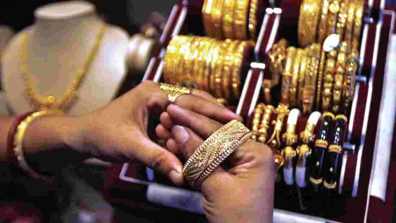 Gold Rates on Dec 14: తగ్గేదేలేదంటున్న బంగారం ధరలు.. వినియోగదారులకు చుక్కలు