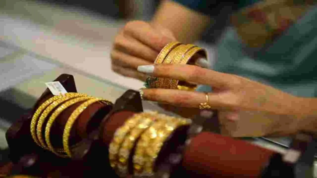 Gold, Silver Rates Jan 1: వరుసగా మూడో రోజూ తగ్గిన పసిడి ధరలు.. నేటి రేట్స్ ఇవీ