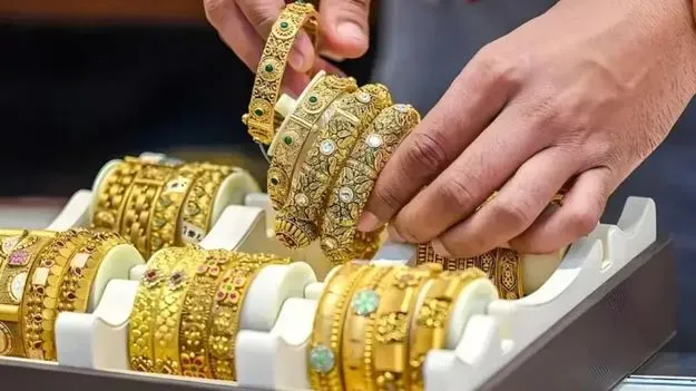 Gold Rates on Dec 17: భారీగా తగ్గిన పసిడి ధరలు.. కారణం ఇదీ