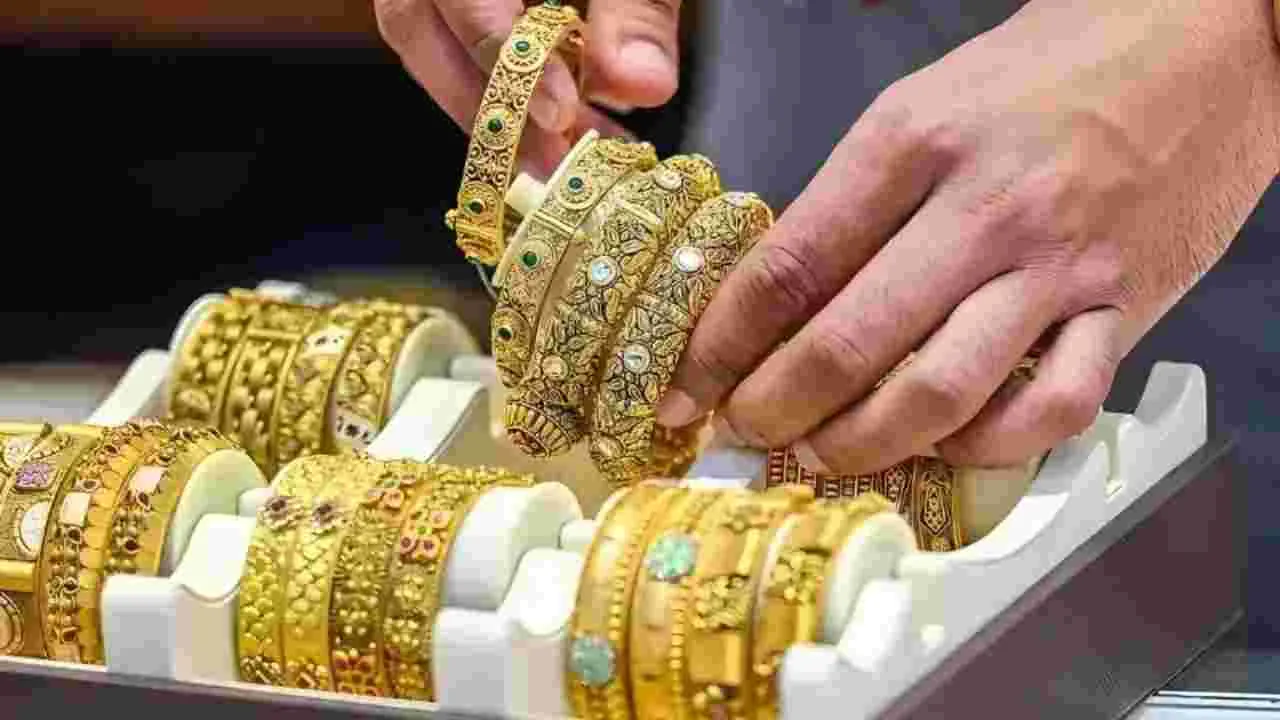 Gold Rates on Dec 17: భారీగా తగ్గిన పసిడి ధరలు.. కారణం ఇదీ