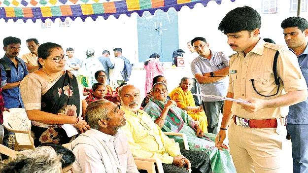 ప్రజా ఫిర్యాదులకు ప్రాధాన్యం ఇవ్వాలి