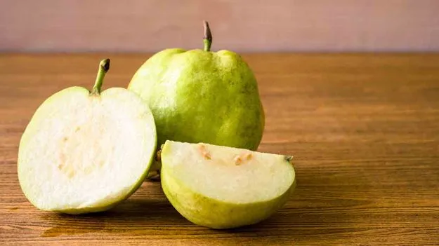 Guava Health Tips: జామపండు తిన్న వెంటనే వీటిని అస్సలు తినకండి..!