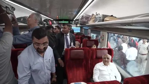 Gujarat CM: గుజరాత్ సీఎం భూపేంద్ర పటేల్ రైలు ప్రయాణం 