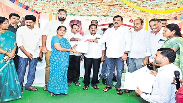 పేదలకు గృహయోగం