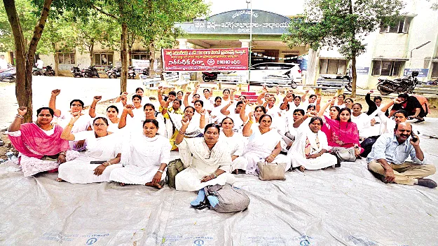 హెల్త్‌ సెక్రటరీలకు పదోన్నతులు కల్పించాలి
