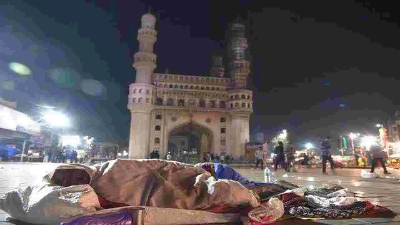 Hyderabad Shivers in Cold Wave: వణికిస్తున్న చలిగాలులతో బయటకు రాని జనం