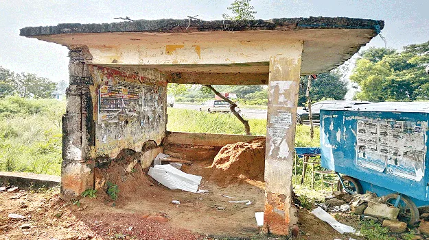 పుట్టలు ఏర్పడి.. శిథిలావస్థకు చేరి