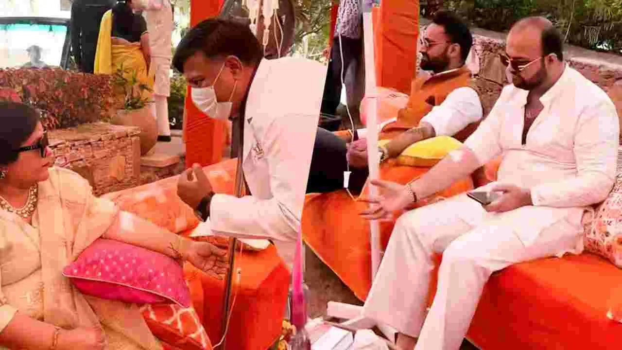 Wedding - IV Drips: పెళ్లిళ్లల్లో అతిథులకు సెలైన్.. ఇదేం ట్రెండ్ దేవుడా!