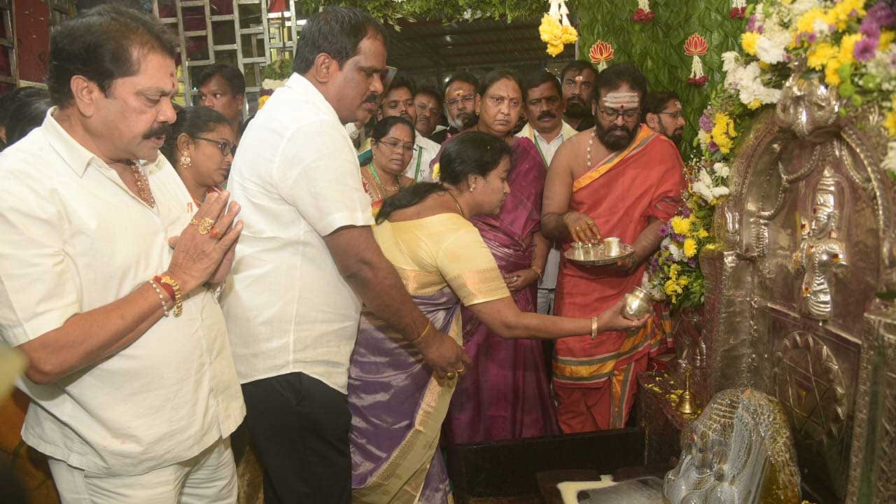 Visakha Kanaka Mahalakshmi: విశాఖ కనకమహాలక్ష్మి అమ్మవారికి ప్రత్యేక పూజలు