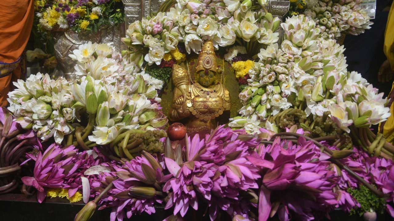 Visakha Kanaka Mahalakshmi: విశాఖ కనకమహాలక్ష్మి అమ్మవారికి ప్రత్యేక పూజలు