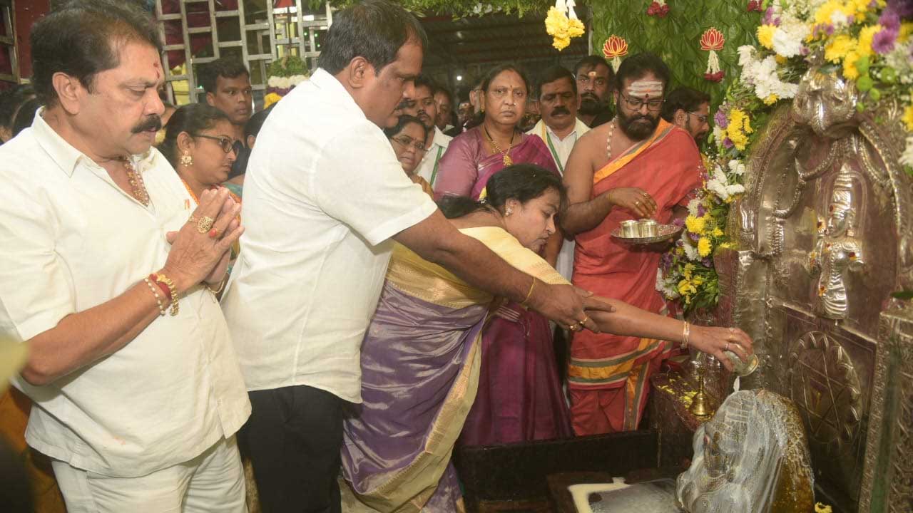 Visakha Kanaka Mahalakshmi: విశాఖ కనకమహాలక్ష్మి అమ్మవారికి ప్రత్యేక పూజలు