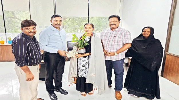 కప్పట్రాళ్ల విద్యార్థినికి సన్మానం