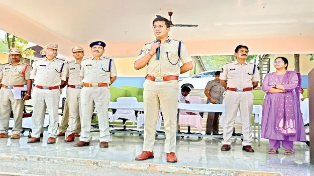 క్రమశిక్షణతో మెలగాలి