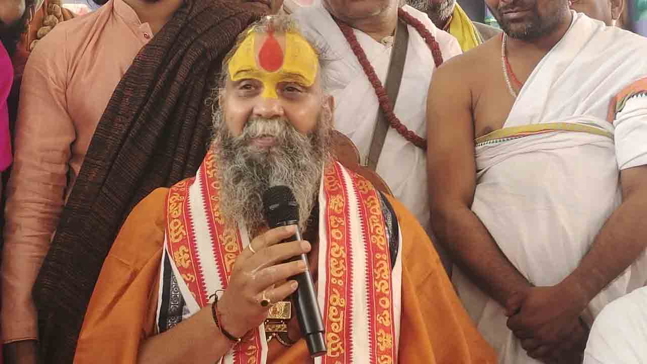 Kaleshwaram: కాళేశ్వరం క్షేత్రంలో పీఠాధిపతుల పుణ్యస్నానాలు