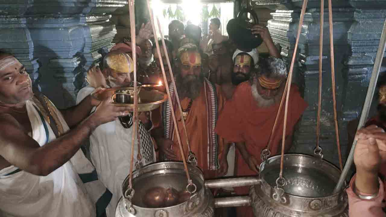 Kaleshwaram: కాళేశ్వరం క్షేత్రంలో పీఠాధిపతుల పుణ్యస్నానాలు