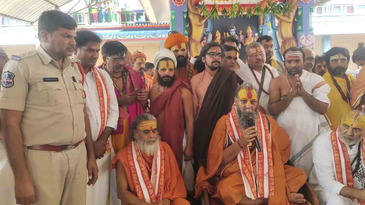 Kaleshwaram: కాళేశ్వరం క్షేత్రంలో పీఠాధిపతుల పుణ్యస్నానాలు