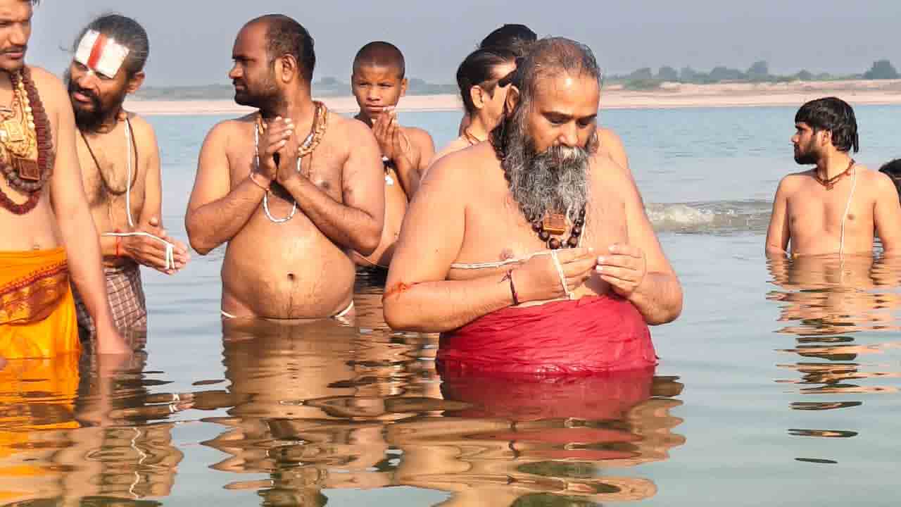 Kaleshwaram: కాళేశ్వరం క్షేత్రంలో పీఠాధిపతుల పుణ్యస్నానాలు