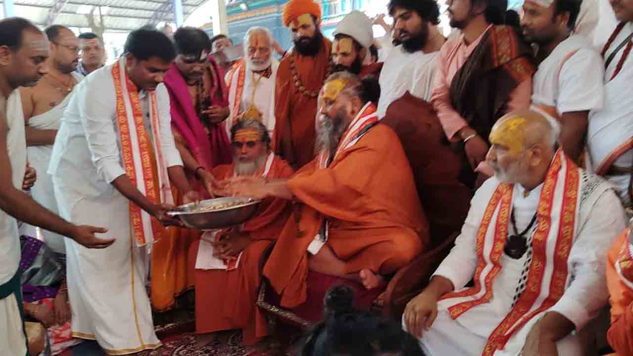 Kaleshwaram: కాళేశ్వరం క్షేత్రంలో పీఠాధిపతుల పుణ్యస్నానాలు