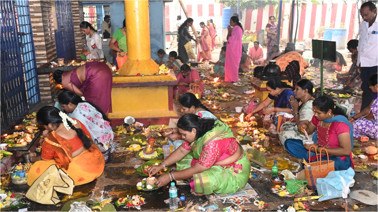 భక్తులతో కిటకిటలాడుతున్న శైవక్షేత్రాలు