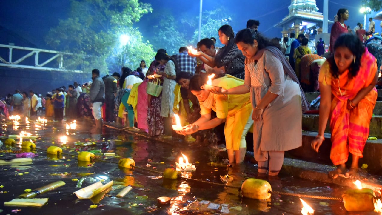 భక్తులతో కిటకిటలాడుతున్న శైవక్షేత్రాలు