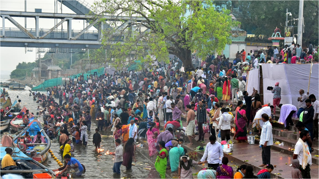 భక్తులతో కిటకిటలాడుతున్న శైవక్షేత్రాలు