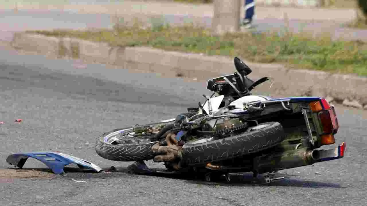 Kerala Roadside Surgical Procedure: రోడ్డు ప్రమాదంలో తీవ్రగాయాలు.. రహదారి పక్కనే బాధితుడికి ఎమర్జెన్సీ సర్జికల్ ప్రొసీజర్!