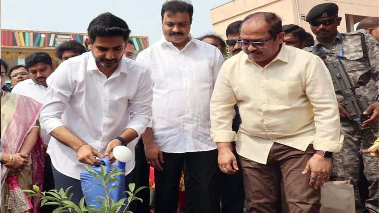 మంగళగిరిలో మోడల్ లైబ్రరీని ప్రారంభించిన మంత్రి లోకేశ్