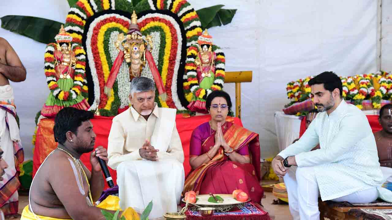 CM Chandrababu: రుద్రాభిషేకం నిర్వహించిన సీఎం చంద్రబాబు కుటుంబ సభ్యులు