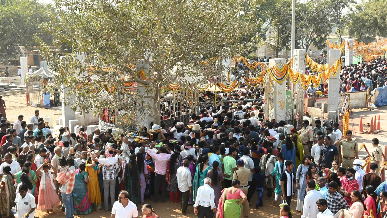 మేడారం జాతరకు పొటెత్తిన భక్తులు