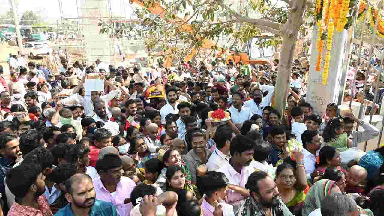 మేడారం జాతరకు పొటెత్తిన భక్తులు