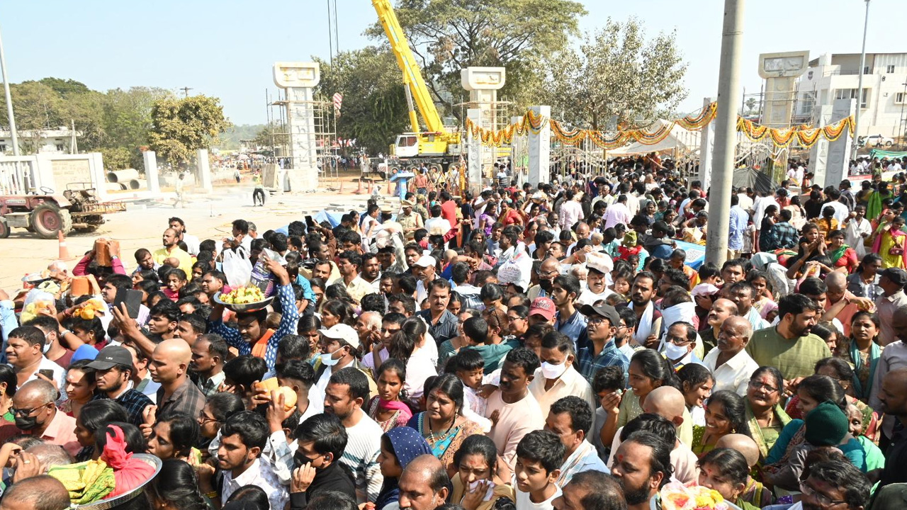 మేడారం జాతరకు పొటెత్తిన భక్తులు