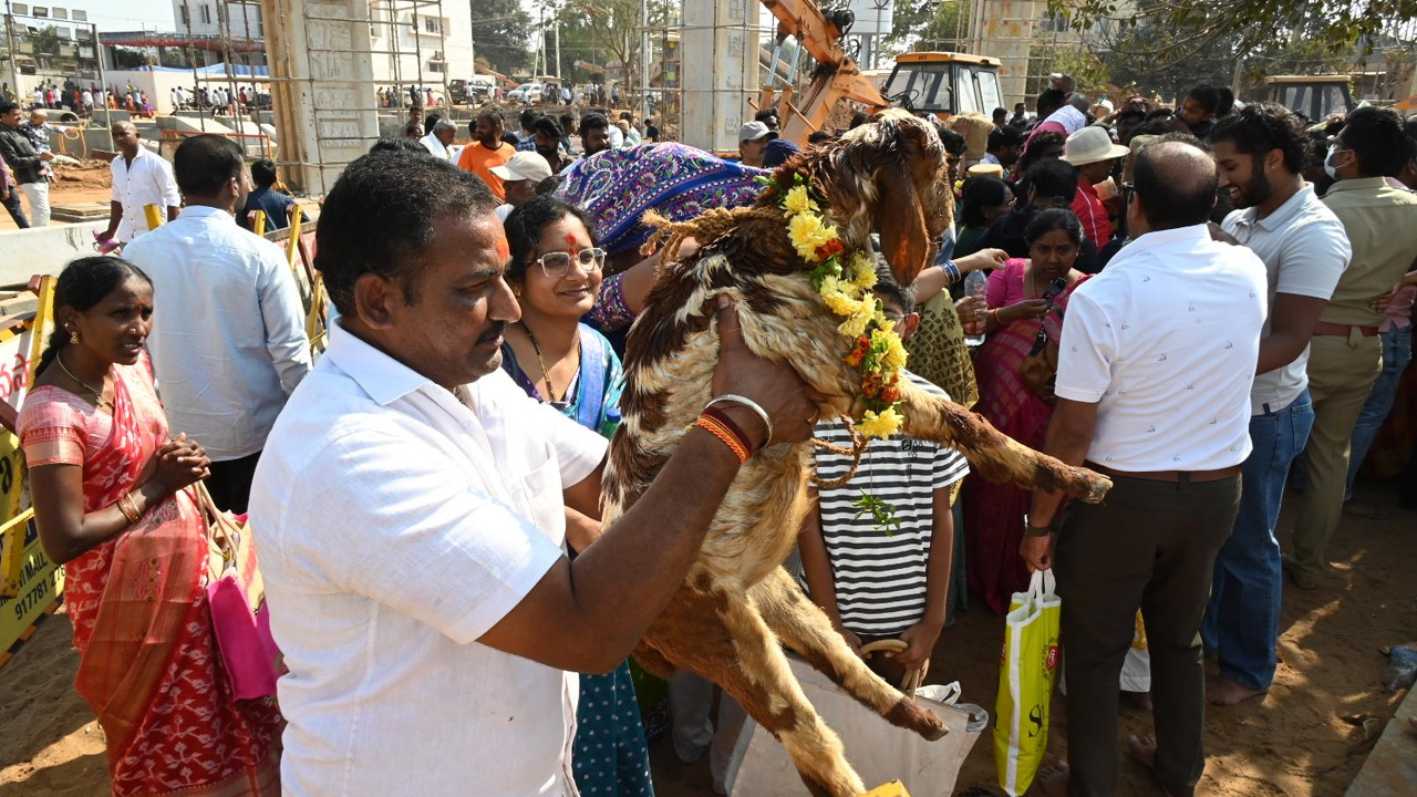 మేడారం జాతరకు పొటెత్తిన భక్తులు