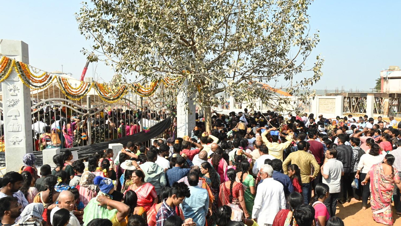మేడారం జాతరకు పొటెత్తిన భక్తులు
