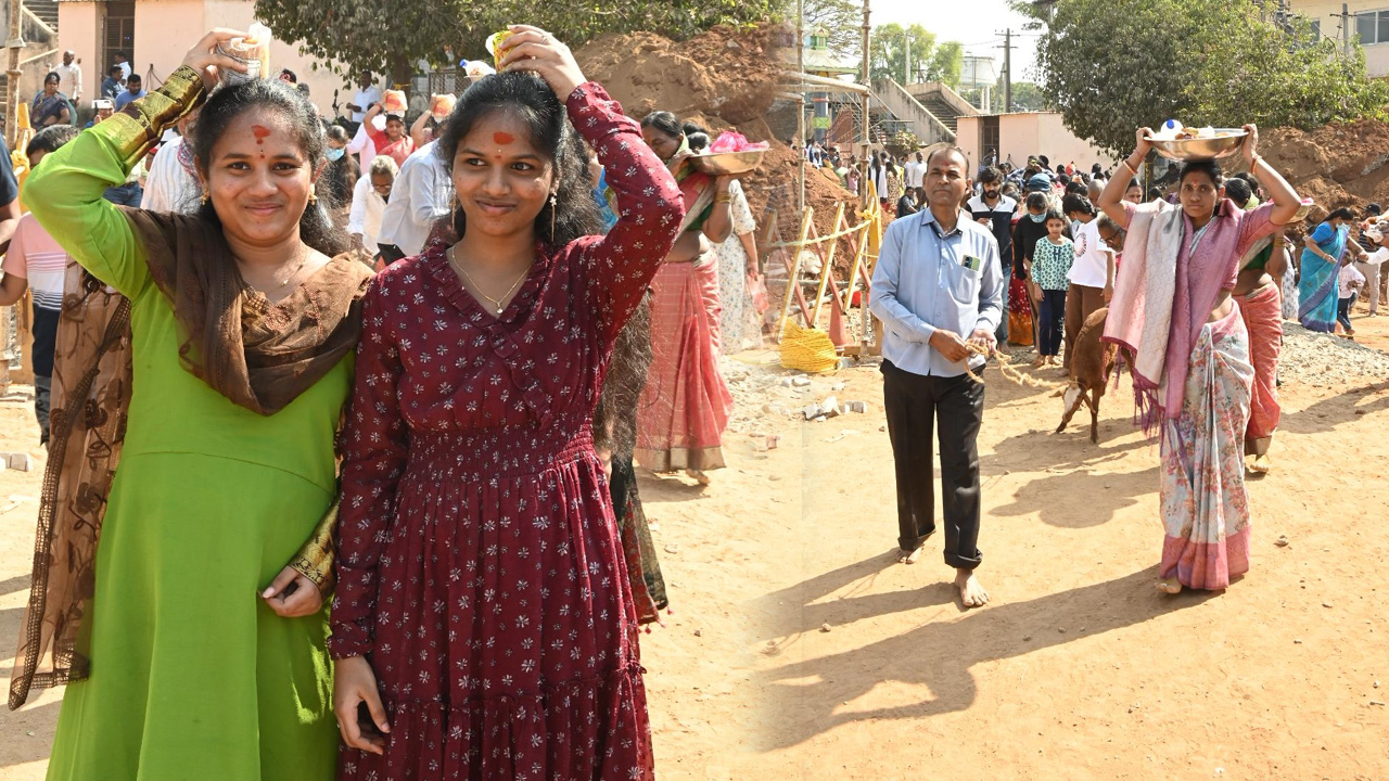 మేడారం జాతరకు పొటెత్తిన భక్తులు