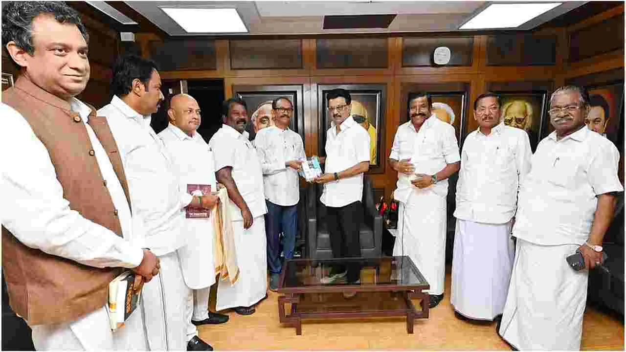 Tamilnadu Assembly Elections: స్టాలిన్‌ను కలిసిన  కాంగ్రెస్ కమిటీ.. డీఎంకేతో సీట్ల పంపకాల చర్చలు షురూ