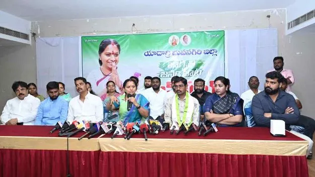 Kalvakuntla Kavitha: రీజనల్ రింగ్ రోడ్ నిర్వాసిత రైతుల సమస్యలపై ఎమ్మెల్సీ కవిత పోరాటం