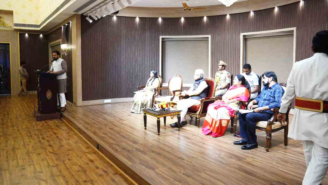 Governor Jishnu Dev Varma: రాజ్‌భవన్‌‌లో గిరిజన యువతకు అవార్డులు అందజేసిన గవర్నర్  జిష్ణుదేవ్ వర్మ