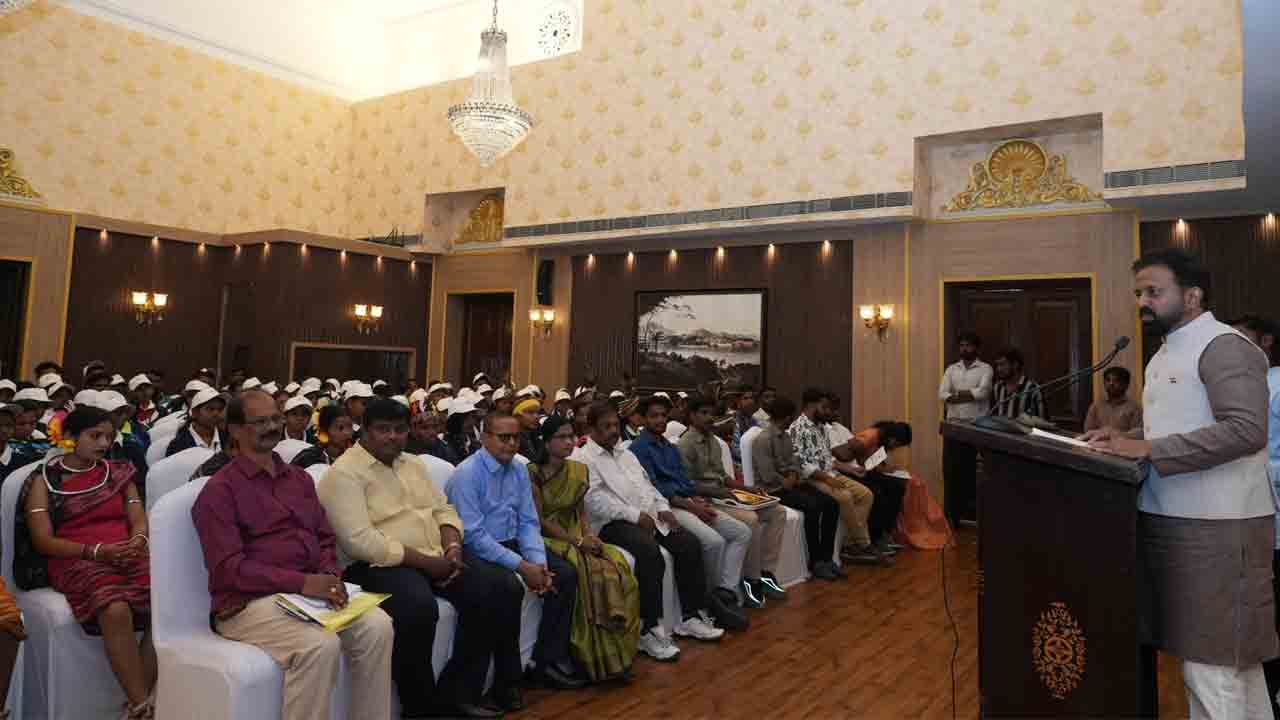 Governor Jishnu Dev Varma: రాజ్‌భవన్‌‌లో గిరిజన యువతకు అవార్డులు అందజేసిన గవర్నర్  జిష్ణుదేవ్ వర్మ