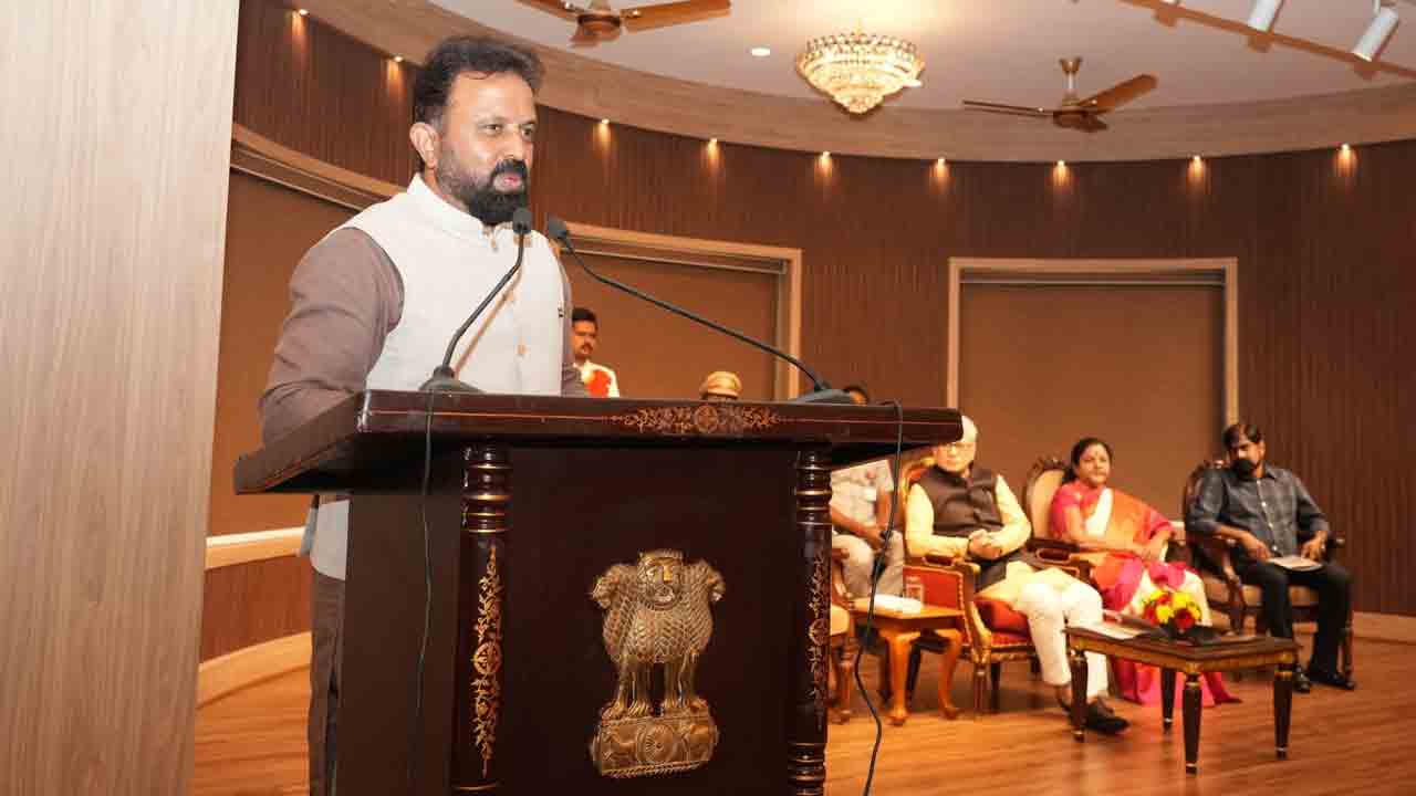 Governor Jishnu Dev Varma: రాజ్‌భవన్‌‌లో గిరిజన యువతకు అవార్డులు అందజేసిన గవర్నర్  జిష్ణుదేవ్ వర్మ