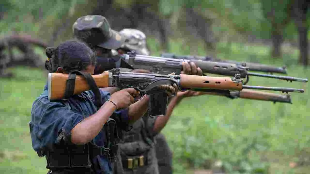 Chhasttisgarh Maoists Surrender: ఛత్తీస్‌గఢ్‌లో మరో 10 మంది మావోయిస్టుల లొంగుబాటు