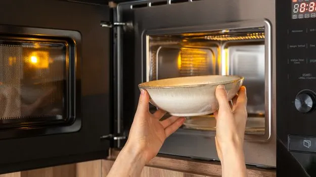 Microwave Safety Tips:  మైక్రోవేవ్‌లో వీటిని అస్సలు వేడి చేయకండి.!