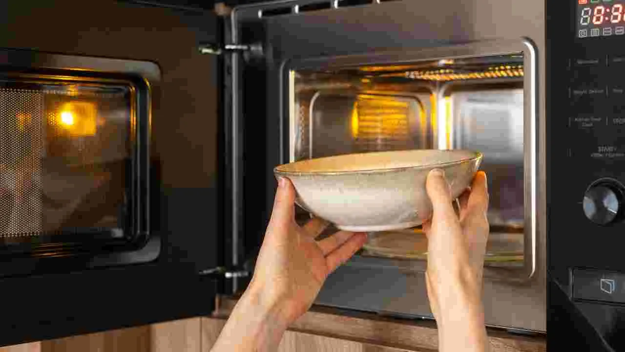 Microwave Safety Tips:  మైక్రోవేవ్‌లో వీటిని అస్సలు వేడి చేయకండి.!